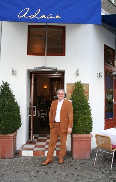 Promi-Wirt Adnan vor seinem gleichnamigen Restaurant