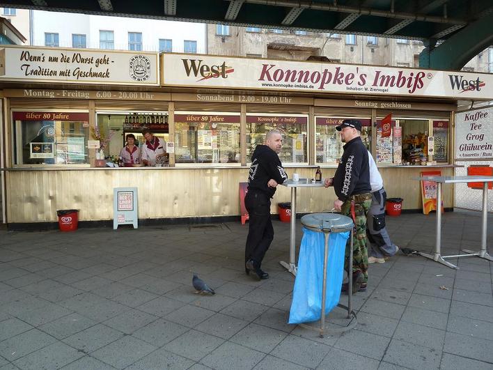 Konnopke's Imbiß am U-Bahnhof Eberswalder Straße der U-Bahnlinie 2