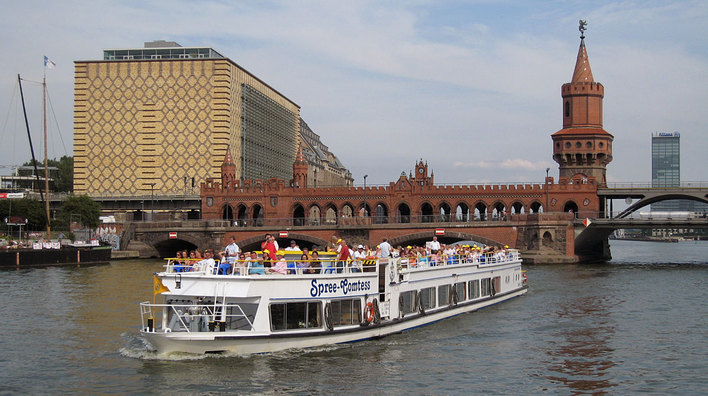 "Spree-Comtess" der Reederei Riedel bei einer Brückenfahrt mit der Oberbaumbrücke im Hintergrund