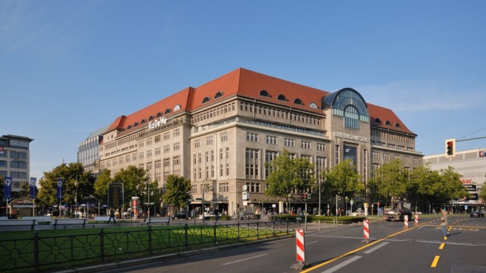 Blick von Nordosten auf das KaDeWe am Wittenbergplatz in Berlin-Schöneberg